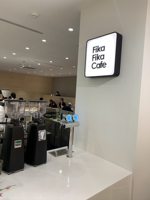 信義區遠百咖啡廳桌上鑽洞雙頭酒柱 搭配速冷機